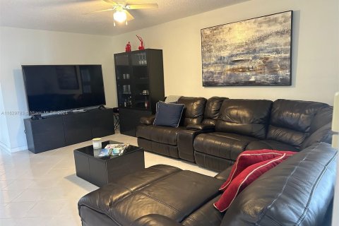 Condo in Hallandale Beach, Florida, 2 bedrooms  № 1290615 - photo 6