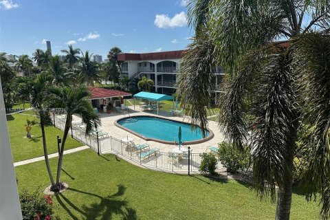 Copropriété à vendre à Hallandale Beach, Floride: 2 chambres, 92.9 m2 № 1290615 - photo 2