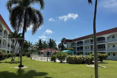 Condo in Hallandale Beach, Florida, 2 bedrooms  № 1290615 - photo 27