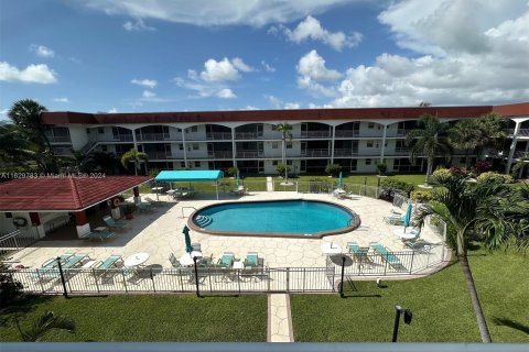 Copropriété à vendre à Hallandale Beach, Floride: 2 chambres, 92.9 m2 № 1290615 - photo 1