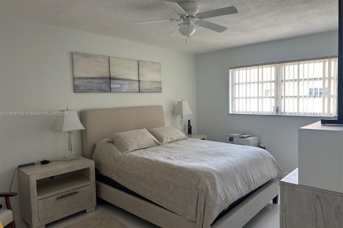 Condo in Hallandale Beach, Florida, 2 bedrooms  № 1290615 - photo 15