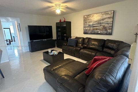 Condo in Hallandale Beach, Florida, 2 bedrooms  № 1290615 - photo 7