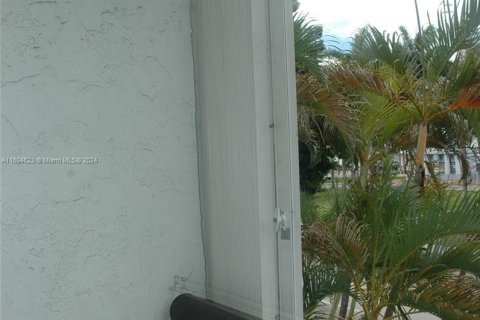 Condo in Miami Beach, Florida, 2 bedrooms  № 1224375 - photo 22