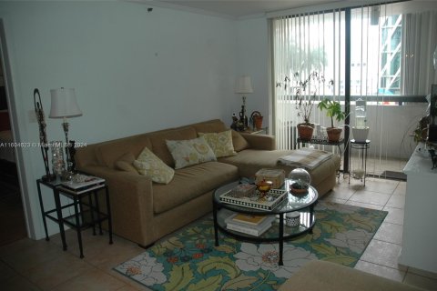 Condo in Miami Beach, Florida, 2 bedrooms  № 1224375 - photo 29