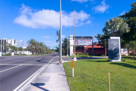 Купить коммерческую недвижимость в Суитуотер, Флорида № 986524 - фото 5
