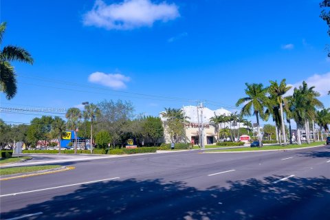 Купить коммерческую недвижимость в Суитуотер, Флорида № 986524 - фото 2