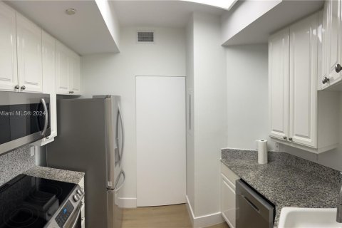 Condo in Miami, Florida, 1 bedroom  № 1390093 - photo 5