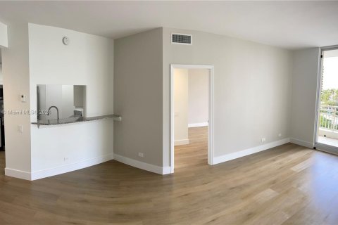 Condo in Miami, Florida, 1 bedroom  № 1390093 - photo 1