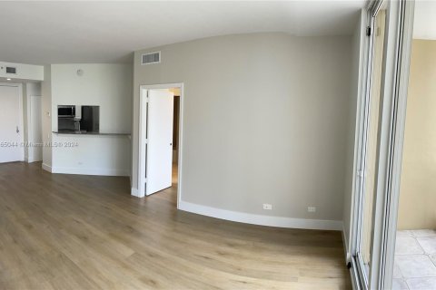 Condo in Miami, Florida, 1 bedroom  № 1390093 - photo 12