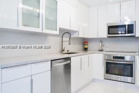 Condo in Miami Beach, Florida, 2 bedrooms  № 1396282 - photo 4