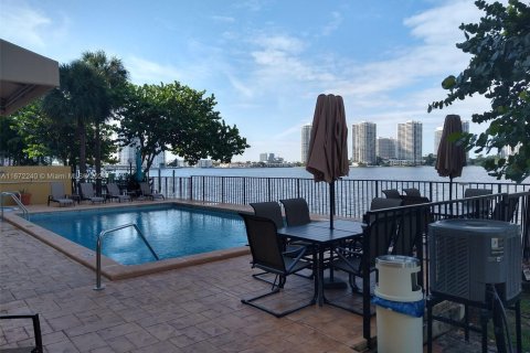 Condo in Sunny Isles Beach, Florida, 2 bedrooms  № 1396325 - photo 3