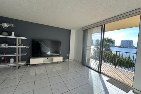 Condo in Sunny Isles Beach, Florida, 2 bedrooms  № 1396325 - photo 10