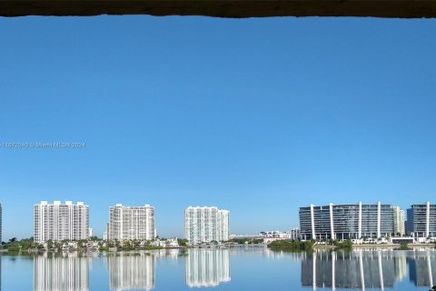 Condo in Sunny Isles Beach, Florida, 2 bedrooms  № 1396325 - photo 1