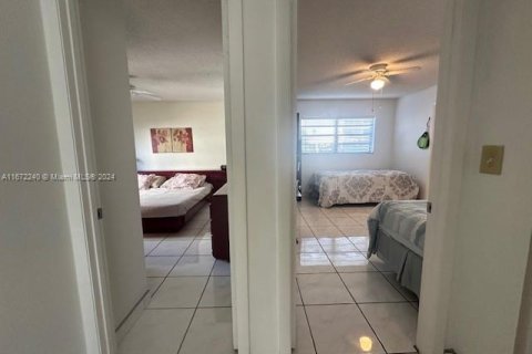 Condo in Sunny Isles Beach, Florida, 2 bedrooms  № 1396325 - photo 26