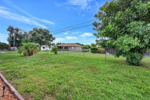 House in Cape Coral, Florida 3 bedrooms, 167.5 sq.m. № 1317924 - photo 28