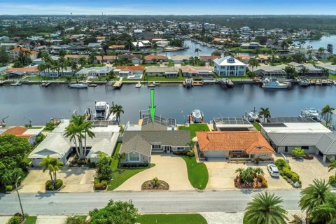 House in New Port Richey, Florida 3 bedrooms, 177.63 sq.m. № 1317326 - photo 2