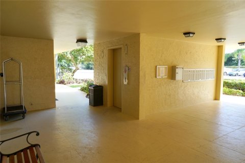 Condo in West Palm Beach, Florida, 2 bedrooms  № 970363 - photo 27