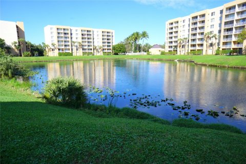 Condo in West Palm Beach, Florida, 2 bedrooms  № 970363 - photo 22