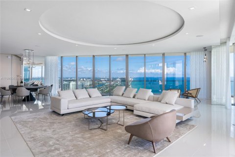 Copropriété à louer à Sunny Isles Beach, Floride: 4 chambres, 376.25 m2 № 1351 - photo 1