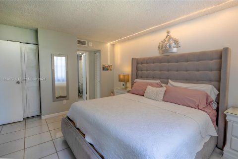 Condo in Lauderdale Lakes, Florida, 2 bedrooms  № 1098540 - photo 14