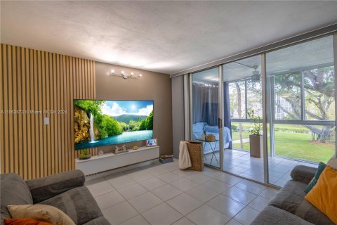 Condominio en venta en Lauderdale Lakes, Florida, 2 dormitorios, 89.19 m2 № 1098540 - foto 1
