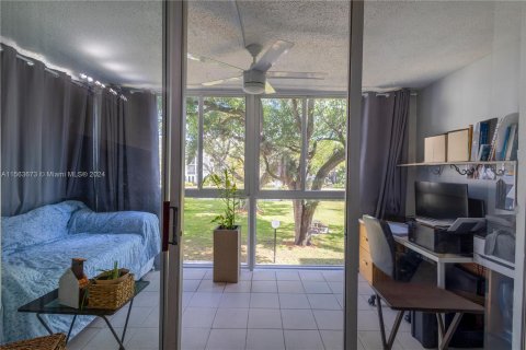 Condo in Lauderdale Lakes, Florida, 2 bedrooms  № 1098540 - photo 10