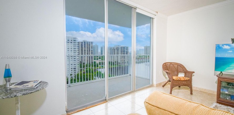 Condominio en Aventura, Florida, 1 dormitorio  № 1368843