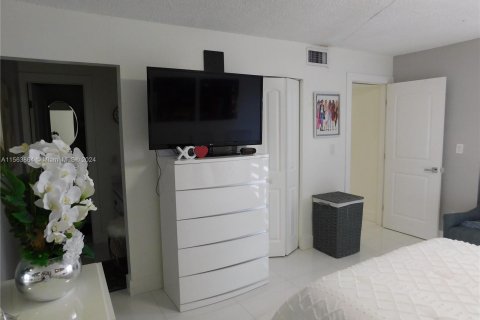Condo in Hialeah, Florida, 3 bedrooms  № 1140975 - photo 29