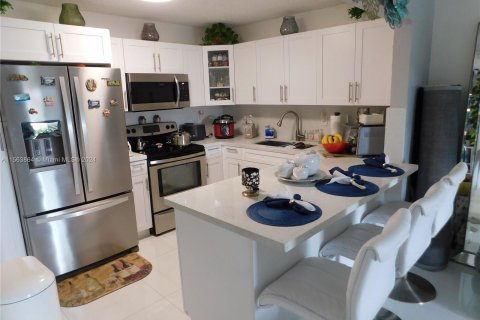 Condominio en venta en Hialeah, Florida, 3 dormitorios, 112.6 m2 № 1140975 - foto 11