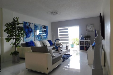 Condominio en venta en Hialeah, Florida, 3 dormitorios, 112.6 m2 № 1140975 - foto 6