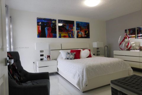 Condominio en venta en Hialeah, Florida, 3 dormitorios, 112.6 m2 № 1140975 - foto 25