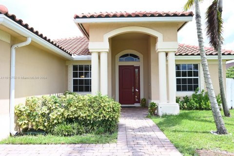 House in Miami, Florida 4 bedrooms, 202.9 sq.m. № 1270485 - photo 3