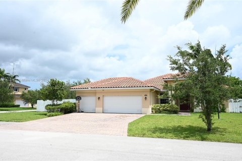 House in Miami, Florida 4 bedrooms, 202.9 sq.m. № 1270485 - photo 2