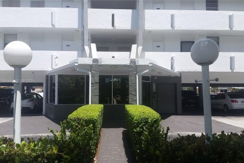 Copropriété à vendre à North Miami Beach, Floride: 2 chambres, 103.12 m2 № 1395242 - photo 26