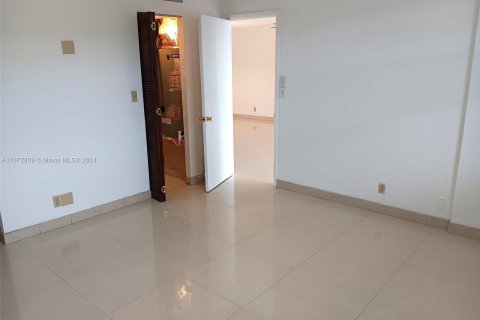 Copropriété à vendre à North Miami Beach, Floride: 2 chambres, 103.12 m2 № 1395242 - photo 15