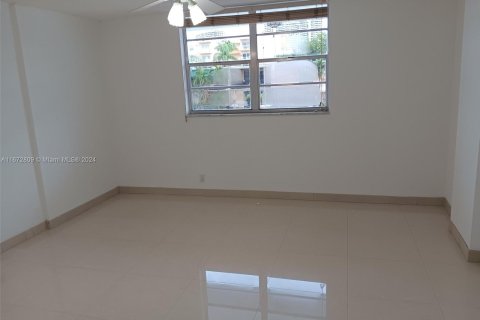 Condo in North Miami Beach, Florida, 2 bedrooms  № 1395242 - photo 14