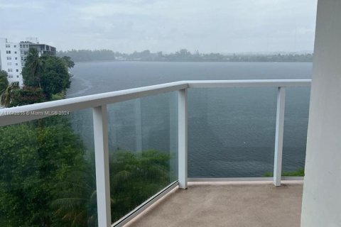 Condominio en alquiler en Miami, Florida, 2 dormitorios, 105.91 m2 № 1395243 - foto 2