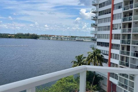 Condominio en alquiler en Miami, Florida, 2 dormitorios, 105.91 m2 № 1395243 - foto 1