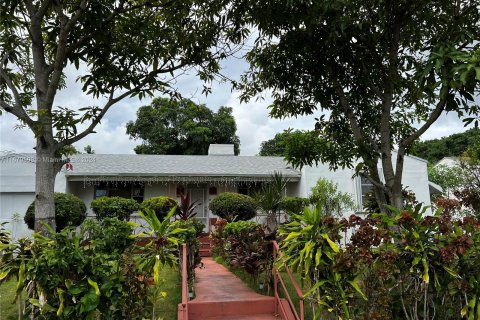 Casa en venta en Miami, Florida, 3 dormitorios № 1393577 - foto 1