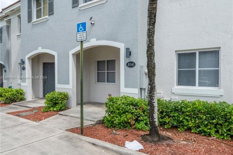 Townhouse in Homestead, Florida 3 bedrooms, 140.19 sq.m. № 1393616 - photo 1