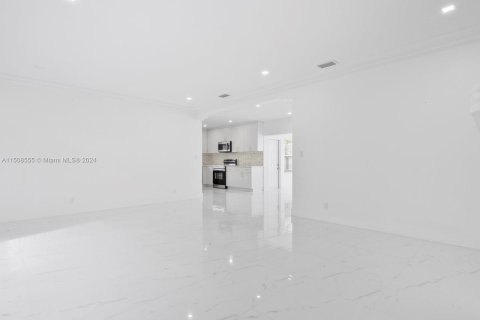 House in Hollywood, Florida 5 bedrooms, 215.72 sq.m. № 929711 - photo 16