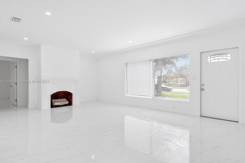 House in Hollywood, Florida 5 bedrooms, 215.72 sq.m. № 929711 - photo 17