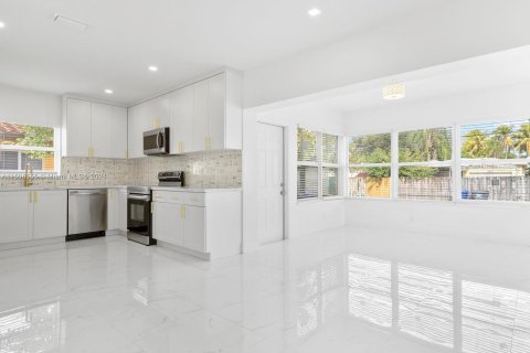 House in Hollywood, Florida 5 bedrooms, 215.72 sq.m. № 929711 - photo 19