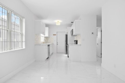 House in Hollywood, Florida 5 bedrooms, 215.72 sq.m. № 929711 - photo 30