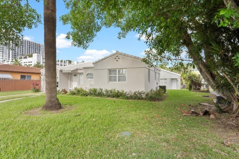 House in Hollywood, Florida 5 bedrooms, 215.72 sq.m. № 929711 - photo 9