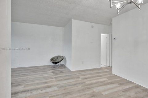 Condo in Miami Gardens, Florida, 1 bedroom  № 1401681 - photo 14