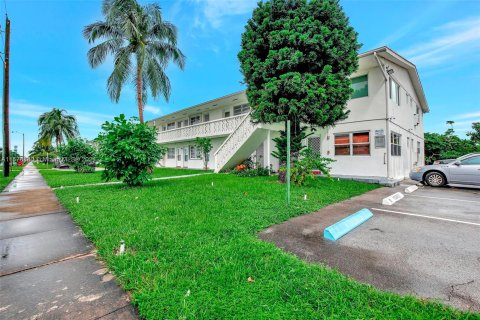 Condo in Miami Gardens, Florida, 1 bedroom  № 1401681 - photo 2