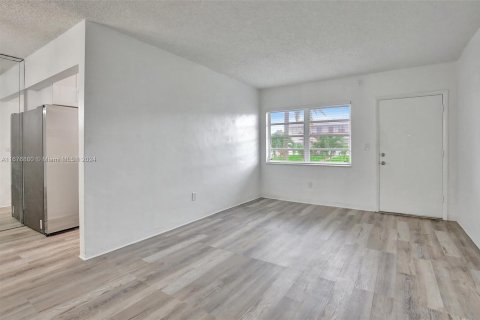 Condo in Miami Gardens, Florida, 1 bedroom  № 1401681 - photo 8