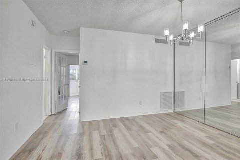 Condo in Miami Gardens, Florida, 1 bedroom  № 1401681 - photo 10