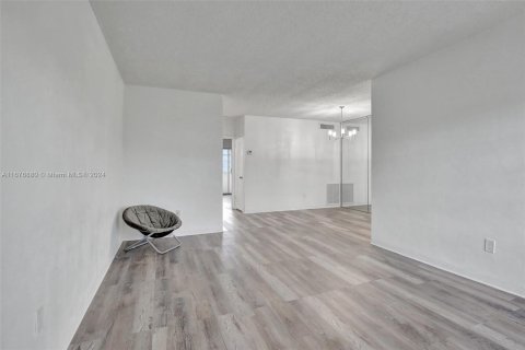 Condominio en venta en Miami Gardens, Florida, 1 dormitorio, 66.43 m2 № 1401681 - foto 6